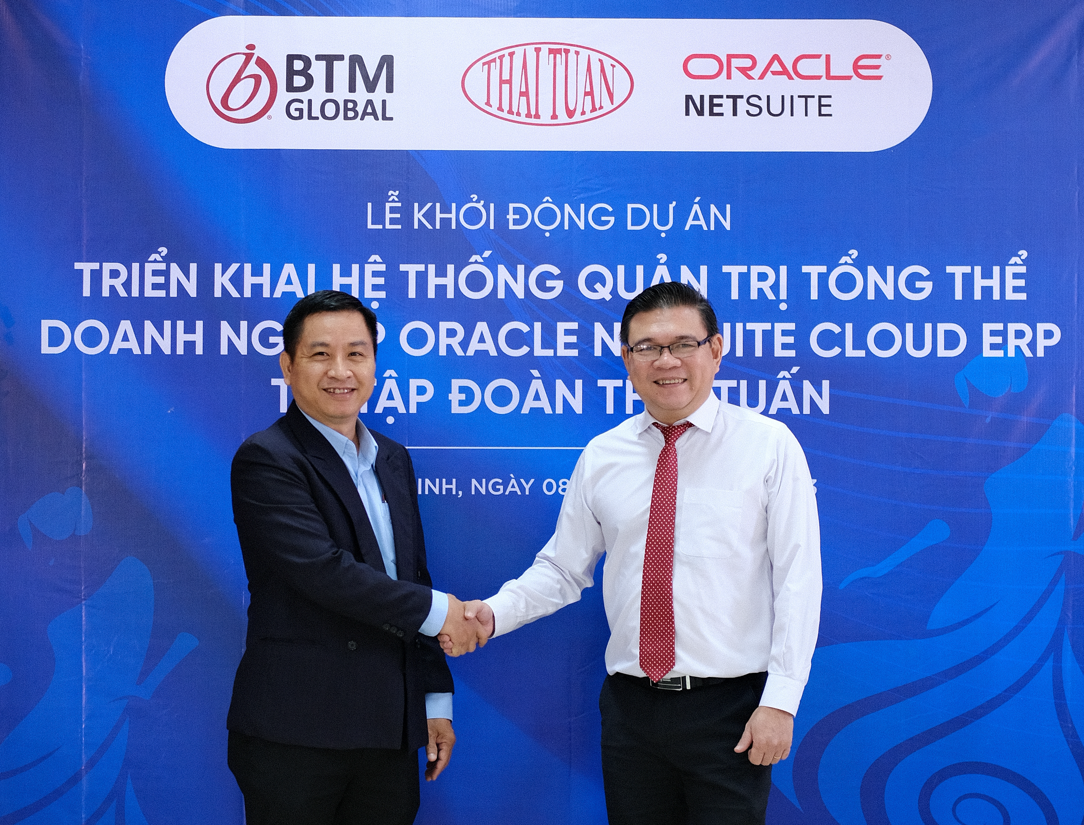 Tập đoàn Thời trang Thái Tuấn lựa chọn BTM Global Việt Nam là đối tác chuyển đổi số toàn diện với Oracle NetSuite ERP 2 Ông Tô Quốc Tuấn - P.TGĐ Thái Tuấn và ông Huỳnh Quang TIến - GĐ BTM Global Việt Nam bắt tay chúc mừng