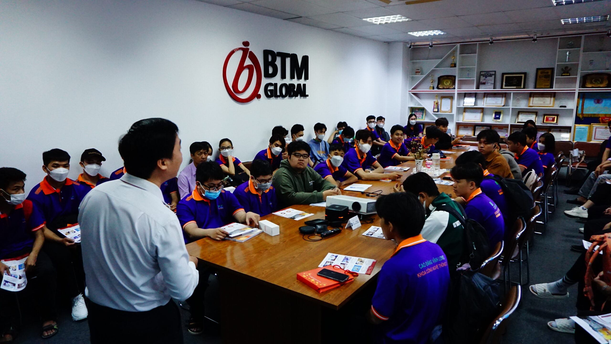 Ông Lý Trần chia sẻ thông tin đến đoàn sinh viên CNTT Cao đẳng Vĩnh Long tại văn phòng công ty BTM Global Việt Nam