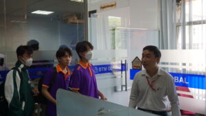 Ông Lý Trần hướng dẫn đoàn sinh viên tham quan văn phòng công ty BTM Global