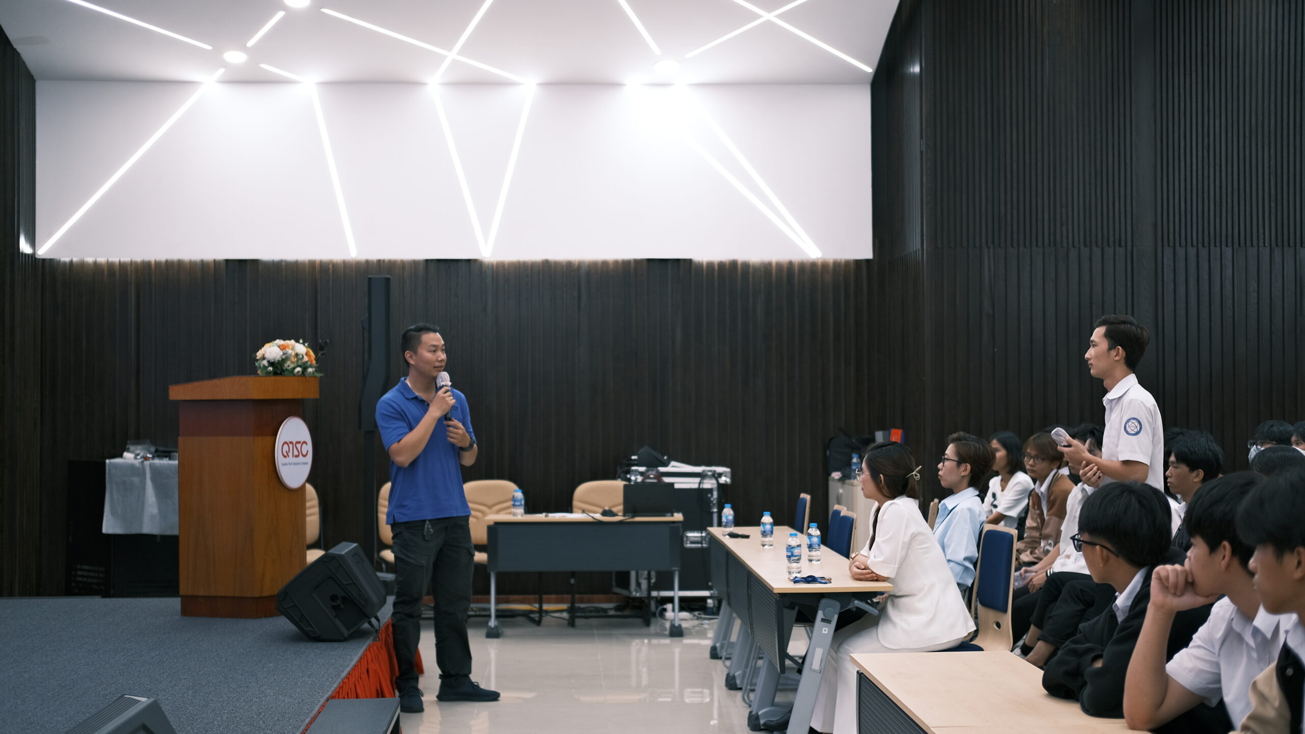 Ông Phù Hoàng Bảo hỏi đáp cùng sinh viên