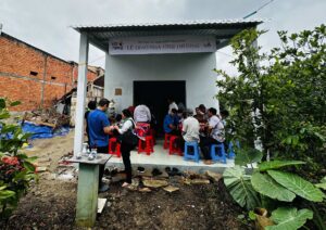 Tham dự buổi lễ gồm các thành viên BTM Global, nhóm từ thiện Kids Promise, bà con lối xóm và cán bộ đoàn thể tại địa phương.