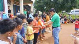 Kids Promise - Trao quà đến các em