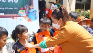 Kids Promise - Trao quà đến các em