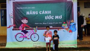 Kids Promise - Trao quà đến các em