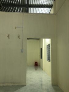 Lối vào nhà sau ngôi nhà tình thương số 42