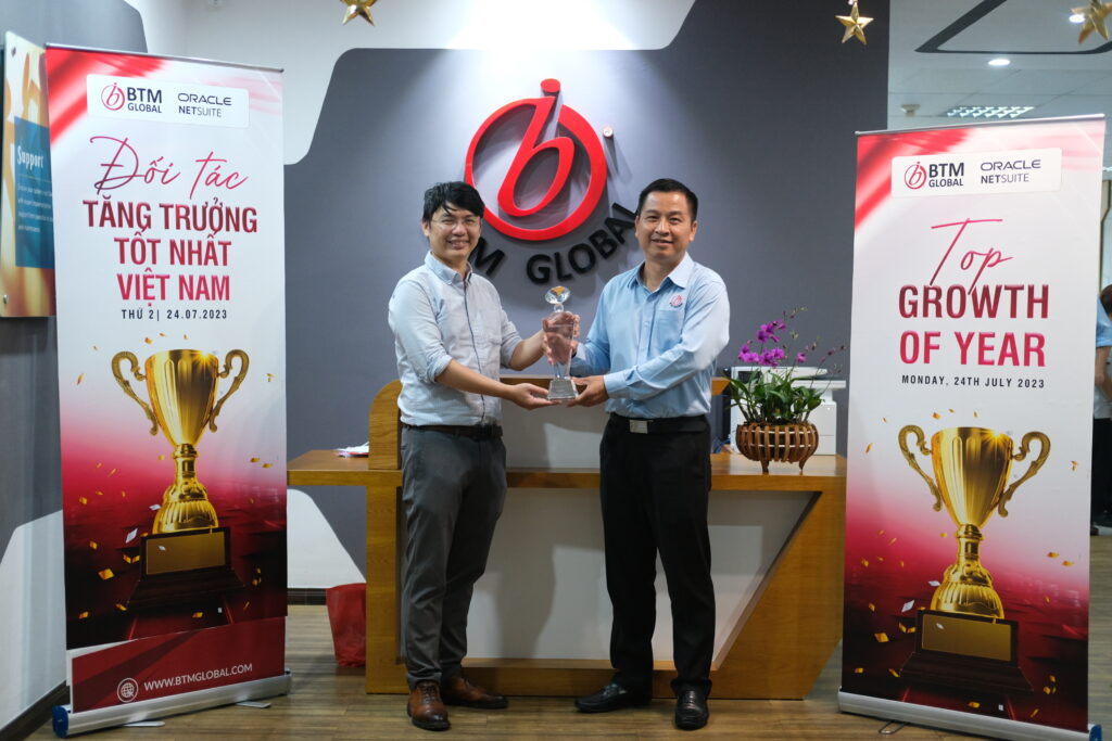 Đại diên Oracle Vietnam trao cúp cho BTM Global Việt Nam - Đối tác triển khai Oracle NetSuite xuất sắc nhất năm 2023.